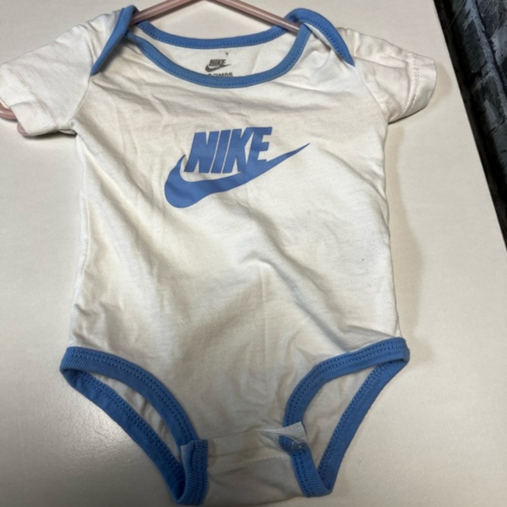 Nike‎ onesie